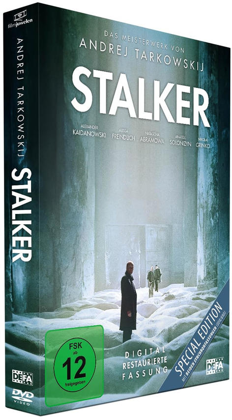 DVD-Cover des Films 'Stalker', mit einem Mann im Mantel und zwei Figuren in einer surrealen Umgebung.