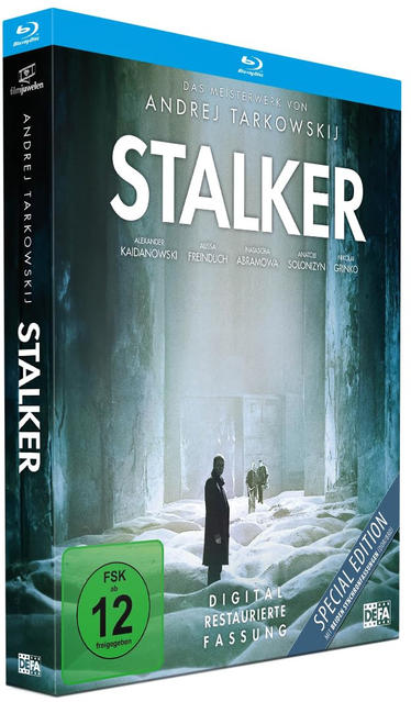 Blu-ray-Box des Films 'Stalker'. Ein Mann steht in einer surrealen Landschaft. Der Titel steht in großen weißen Buchstaben.
