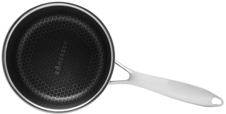 Widok z góry na patelnię ze stali nierdzewnej z wnętrzem o wzorze plastra miodu i srebrnym uchwytem.