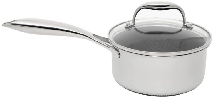 Trzy czarne oczyszczacze powietrza na drewnianej podłodze.