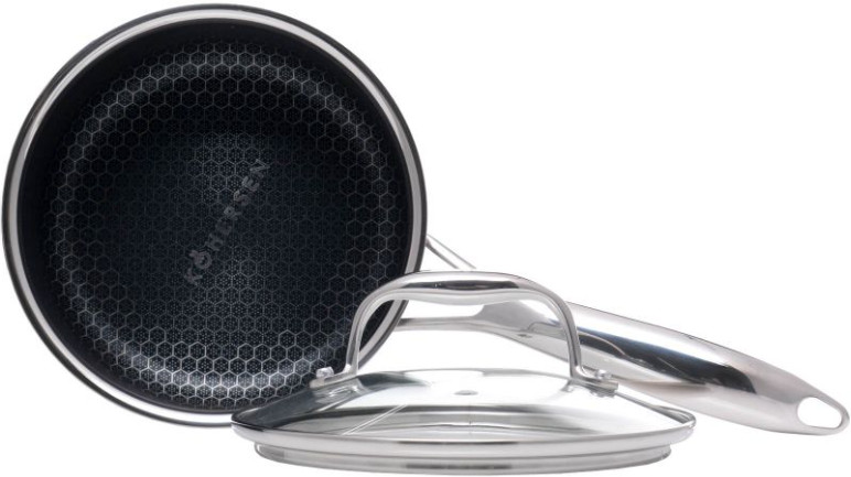 Patelnia z pokrywką. Patelnia ma czarny sześciokątny wzór i srebrny uchwyt.