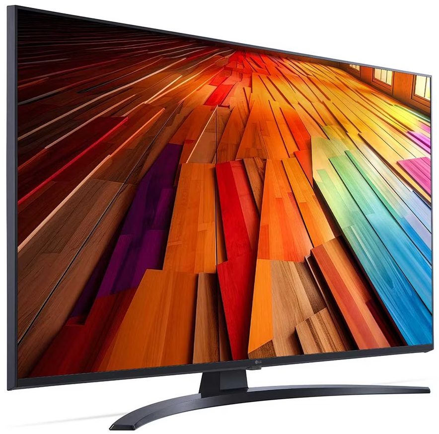 Duży telewizor z zakrzywionym ekranem wyświetlający kolorowy, abstrakcyjny wzór paneli drewnianych.