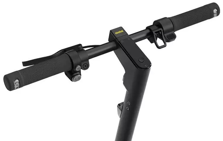 Czarna kierownica skutera, ujęcie detalu, białe tło.