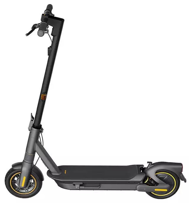 Szaro-czarna hulajnoga elektryczna na białym tle. Ma żółte akcenty i czarny podest.