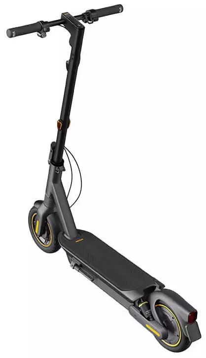 Hulajnoga elektryczna, czarno-szara z żółtymi akcentami, z perspektywy ukośnej.