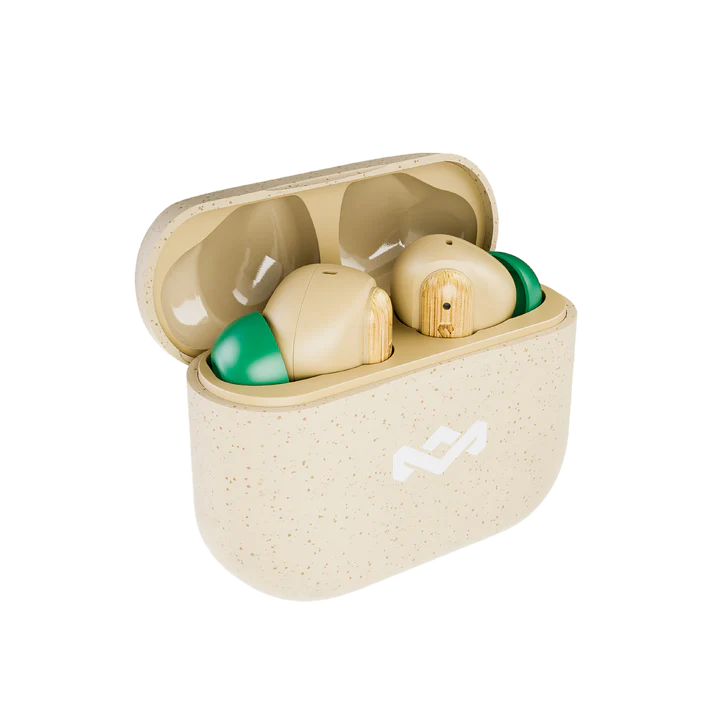 Oordopjes in een beige oplaadcase, met groene uiteinden en een wit logo op de case.
