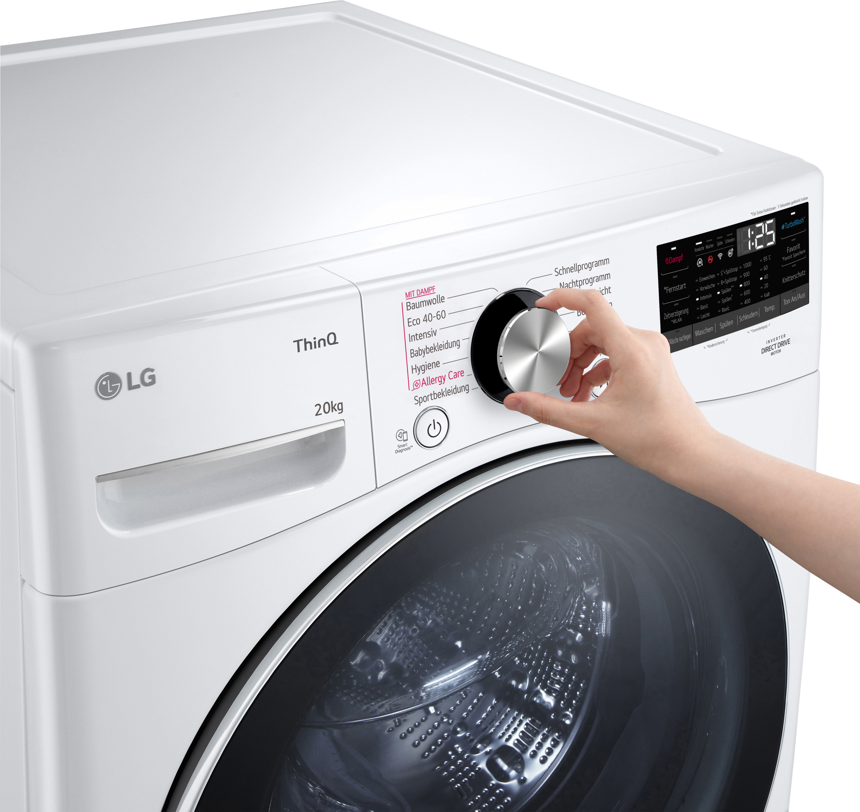 Weiße LG Waschmaschine, Hand dreht einen Drehknopf. Display zeigt Einstellungen.
