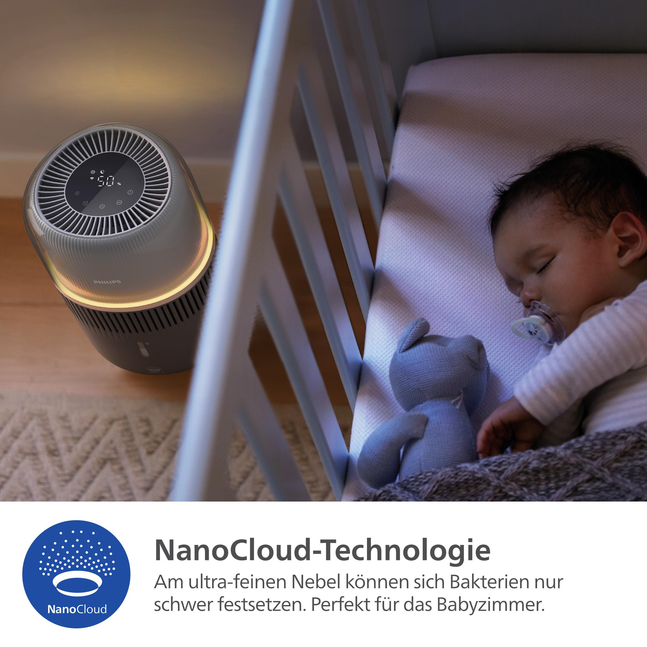 Luftreiniger auf einem Nachttisch, mit einem schlafenden Baby und einem Teddybären.