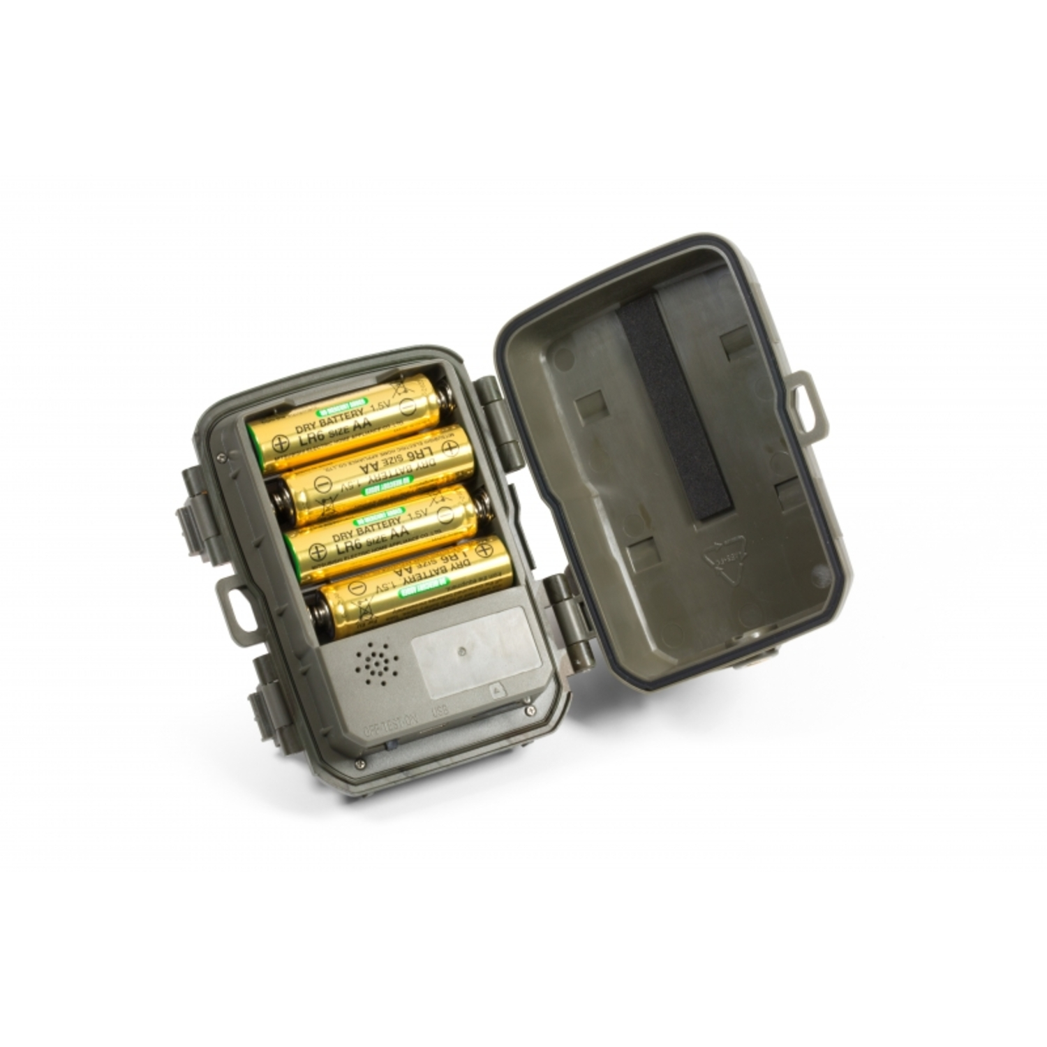 Een open groene wildcamera met AA-batterijen erin, op een witte achtergrond. De behuizing is open.