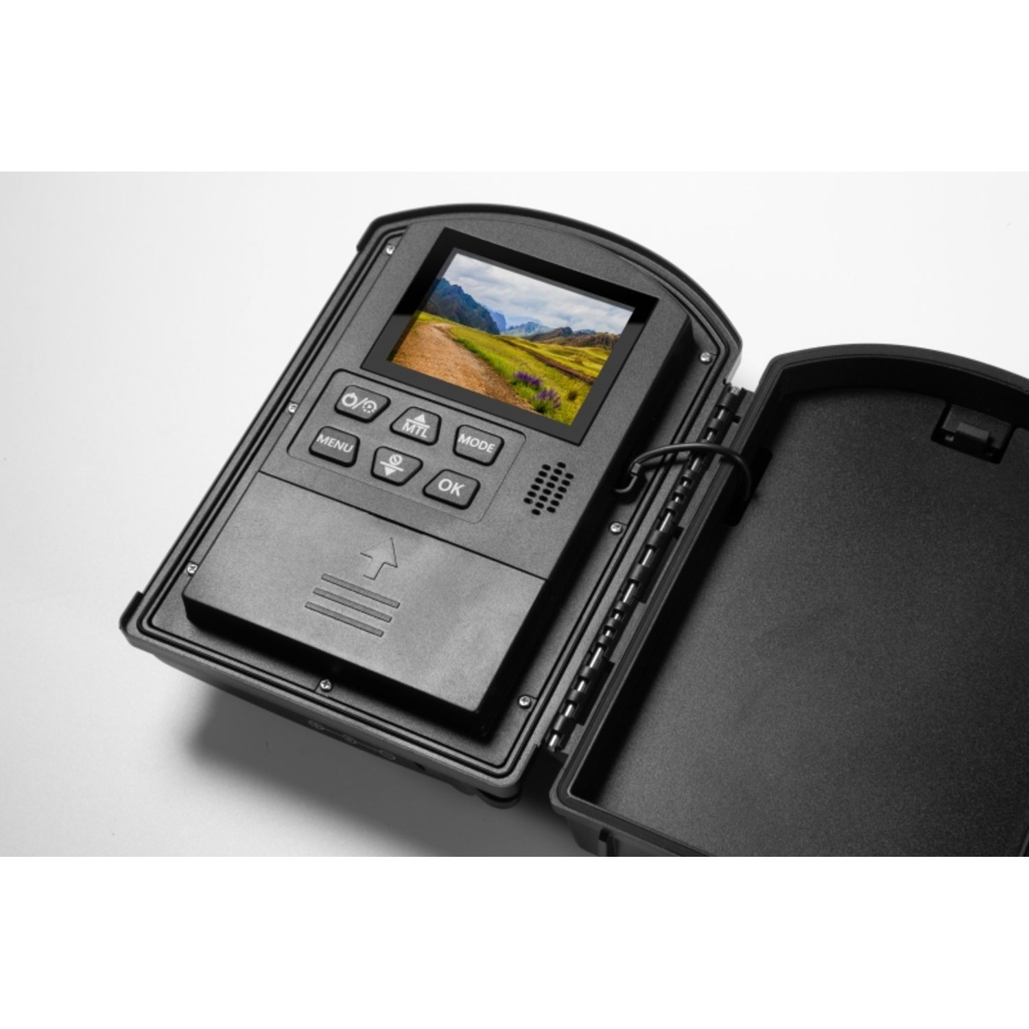 Zwarte wildcamera met een open deur, met een scherm dat een landschapsafbeelding toont.
