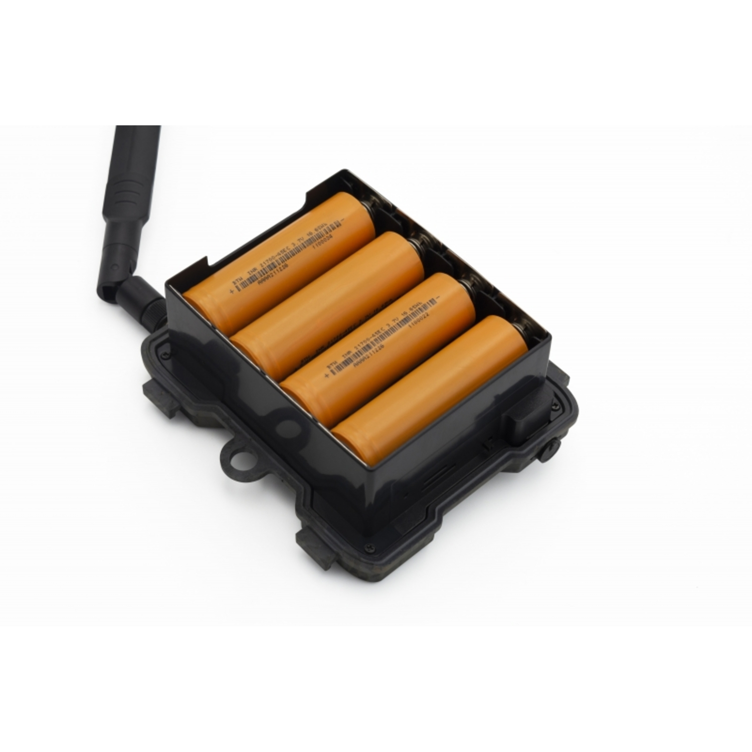 Een zwarte doos met vier oranje cilindrische batterijen, met een zwarte antenne bevestigd.