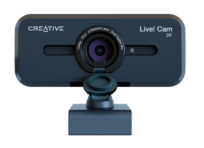 Kamera internetowa Creative Live! Cam 2K. Czarna, z wyraźnym obiektywem i podwójnymi mikrofonami. Białe tło.