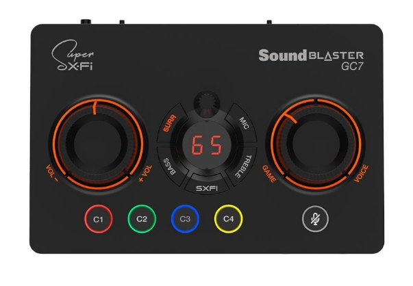 Czarna karta dźwiękowa z pokrętłami głośności, przyciskami i wyświetlaczem cyfrowym.