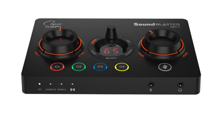 Czarny interfejs audio z pokrętłami i przyciskami. Wyświetlacz pokazuje 65. Różne porty wejścia/wyjścia.