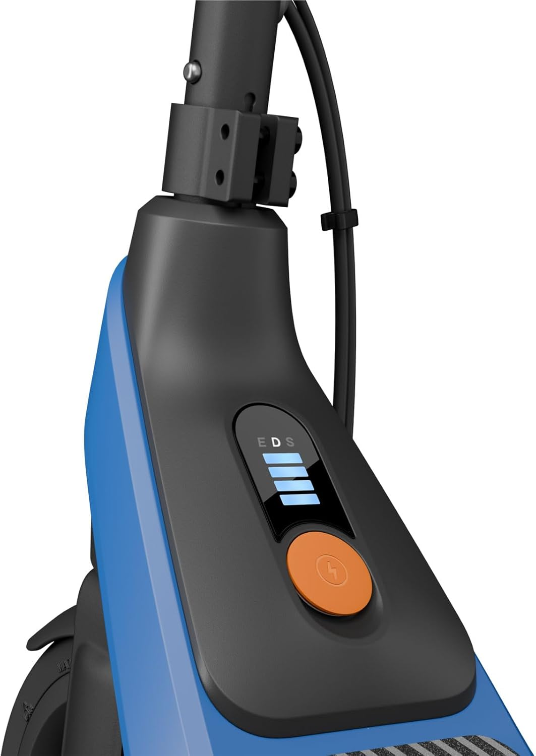 Primer plano de la pantalla de un scooter con indicadores de batería y modo.