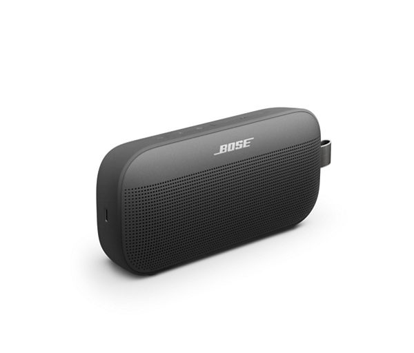 Altavoz Bose negro, forma rectangular, sobre superficie blanca, vista en ángulo.