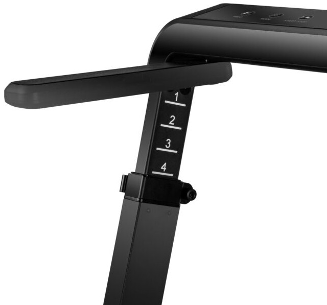 Czarna lampa z regulacją wysokości i oznaczeniami. Ramię jest wysunięte.