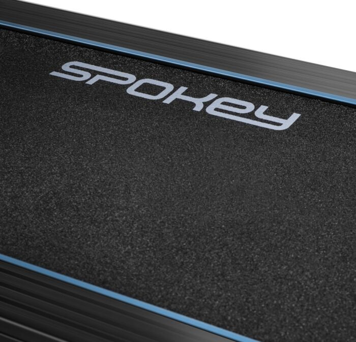 Zbliżenie czarnej bieżni z białym napisem "SPOKEY".