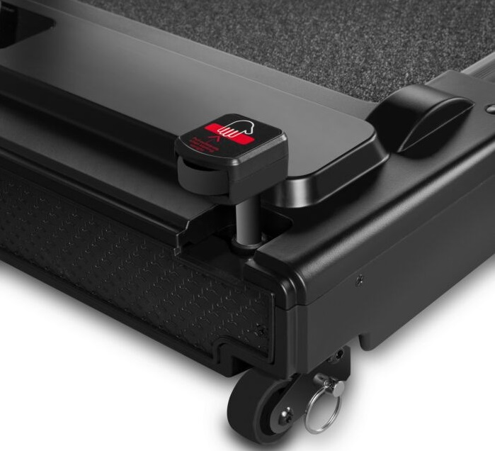 Zbliżenie klucza bezpieczeństwa czarnej bieżni. Czerwony klucz jest włożony.