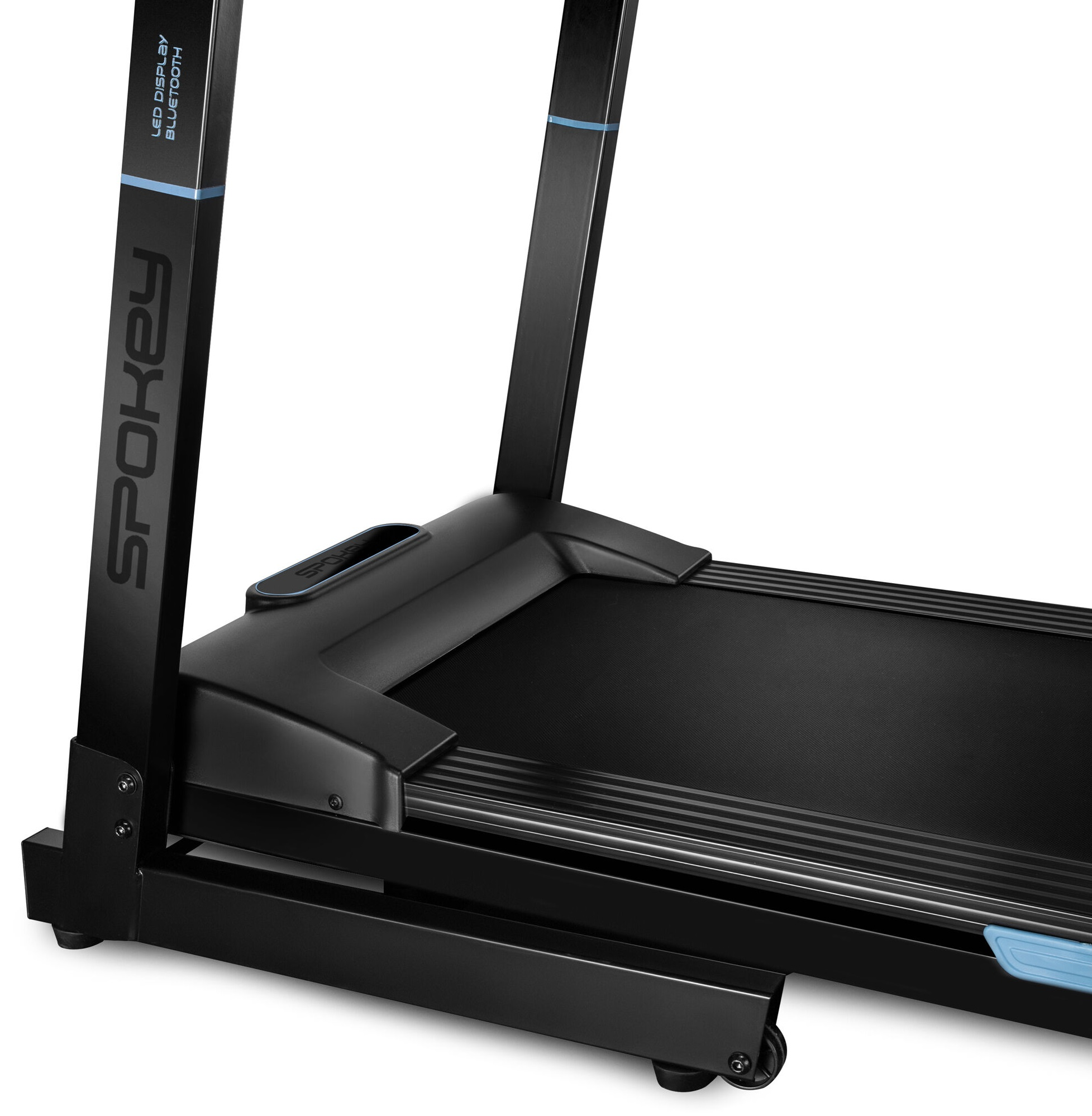 Czarna bieżnia z logo Spokey. Widoczny wyświetlacz LED i szczegóły Bluetooth.