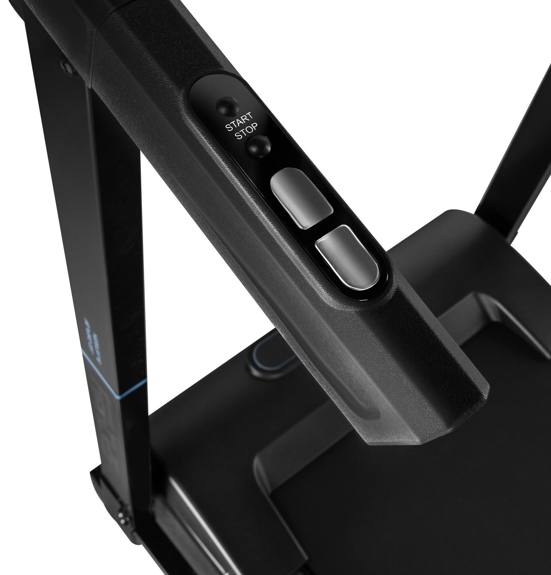 Zbliżenie panelu sterowania bieżni. Widoczne przyciski Start/Stop. Czarne i szare kolory.