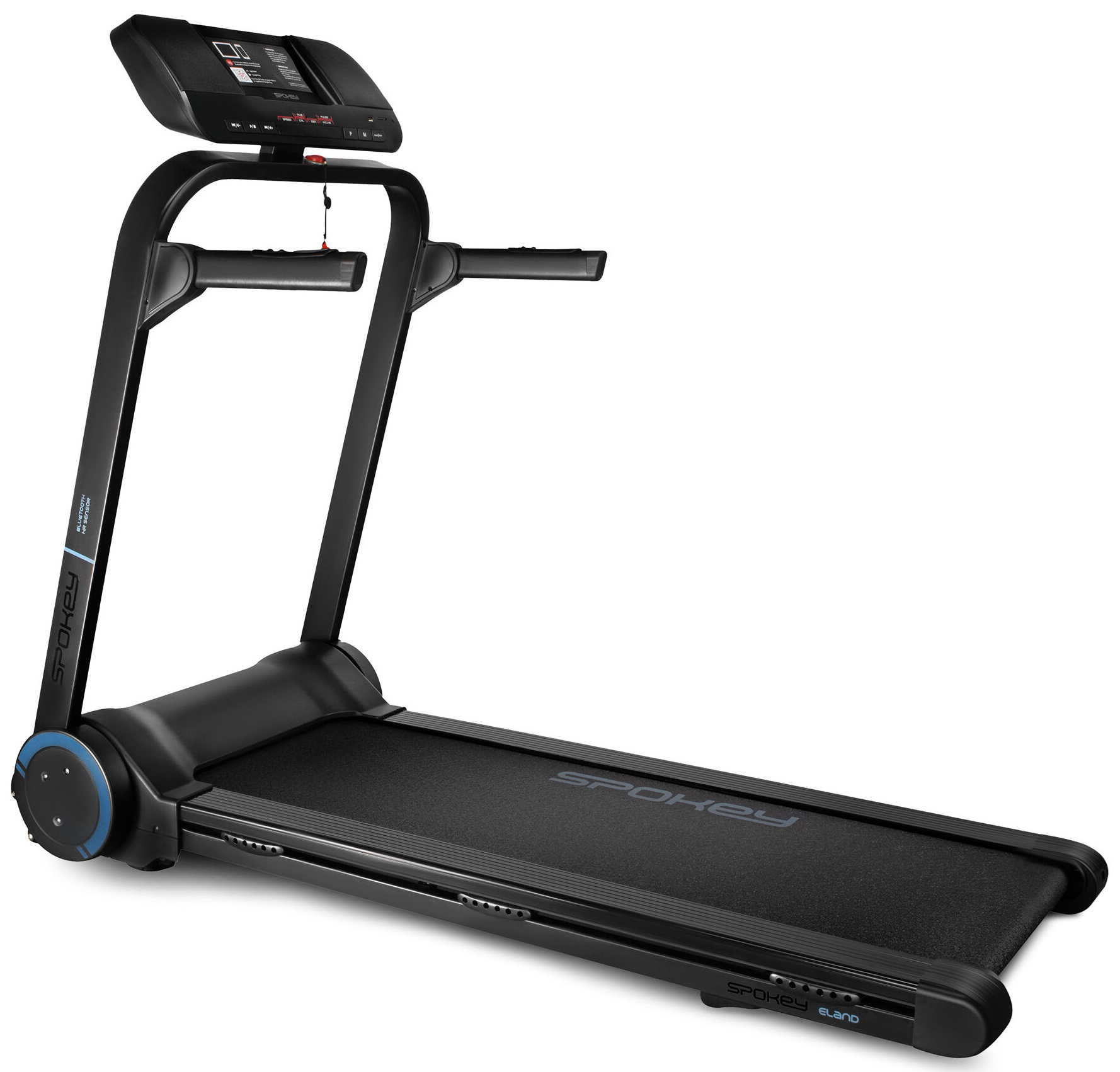 Czarna bieżnia z wyświetlaczem i poręczami, na białym tle. Widok z boku.