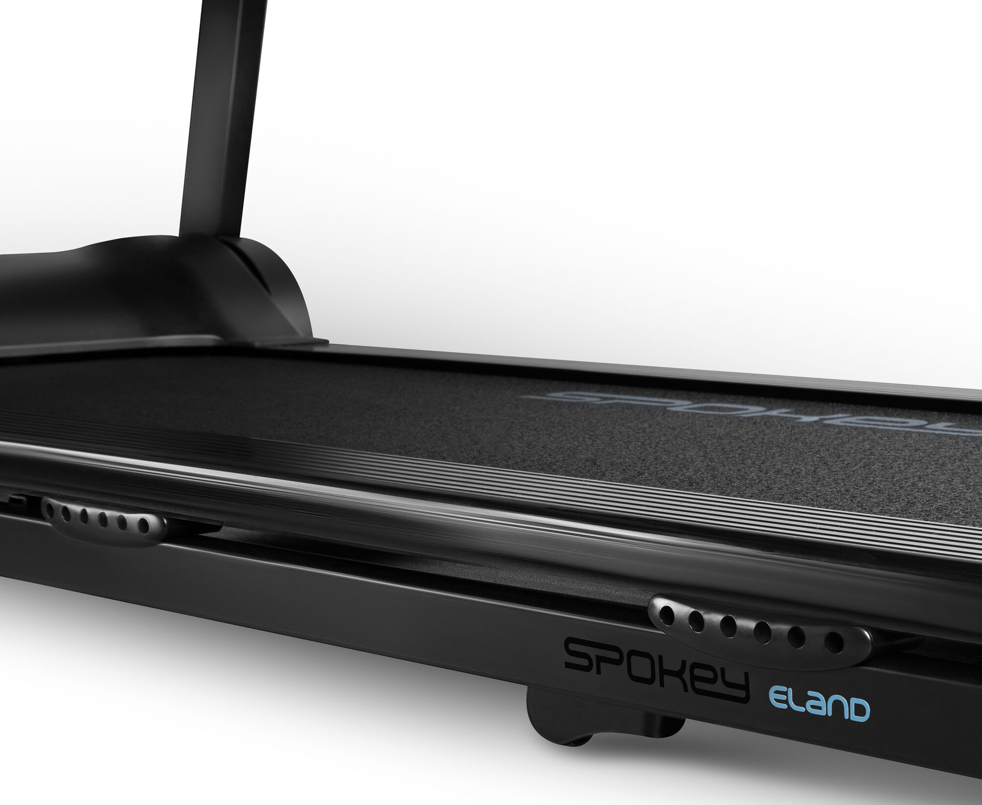 Zbliżenie poręczy bocznej bieżni. Czarne i szare kolory. Widoczne słowo "Spokey".