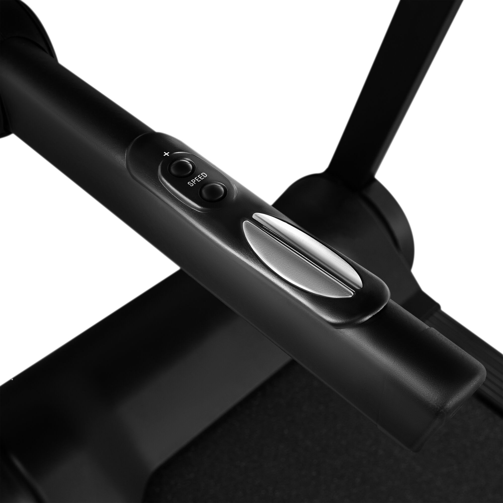 Zbliżenie elementów sterowania bieżnią. Przyciski obejmują Prędkość i inne ustawienia.