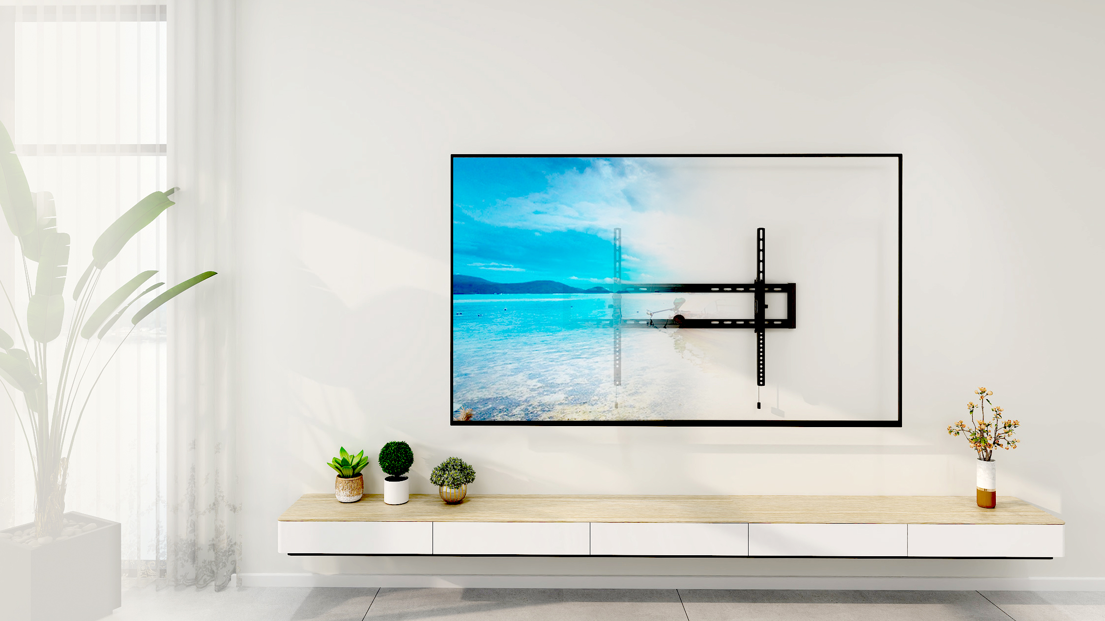 TV murale avec cadre noir, étagère en bois avec plantes et mur blanc.