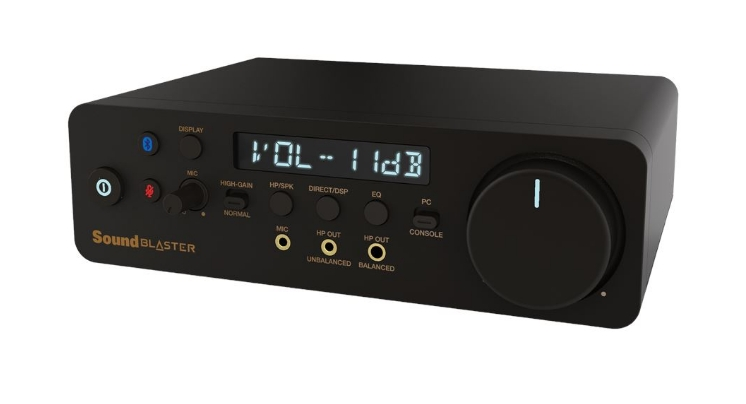 Czarne urządzenie audio z różnymi przyciskami i dużym pokrętłem regulacji.