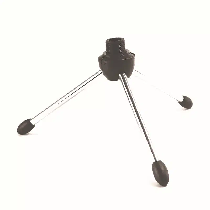 Mały czarny statyw z trzema srebrnymi nogami i czarnymi gumowymi stopkami, na białej powierzchni.