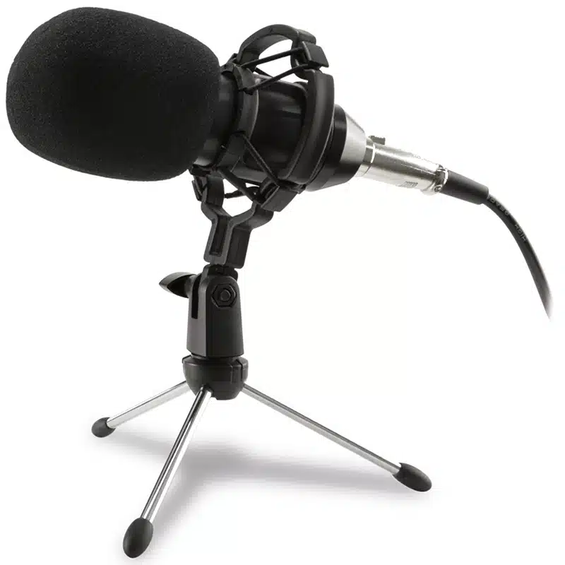 Mikrofon na statywie. Mikrofon ma czarną osłonę z pianki.