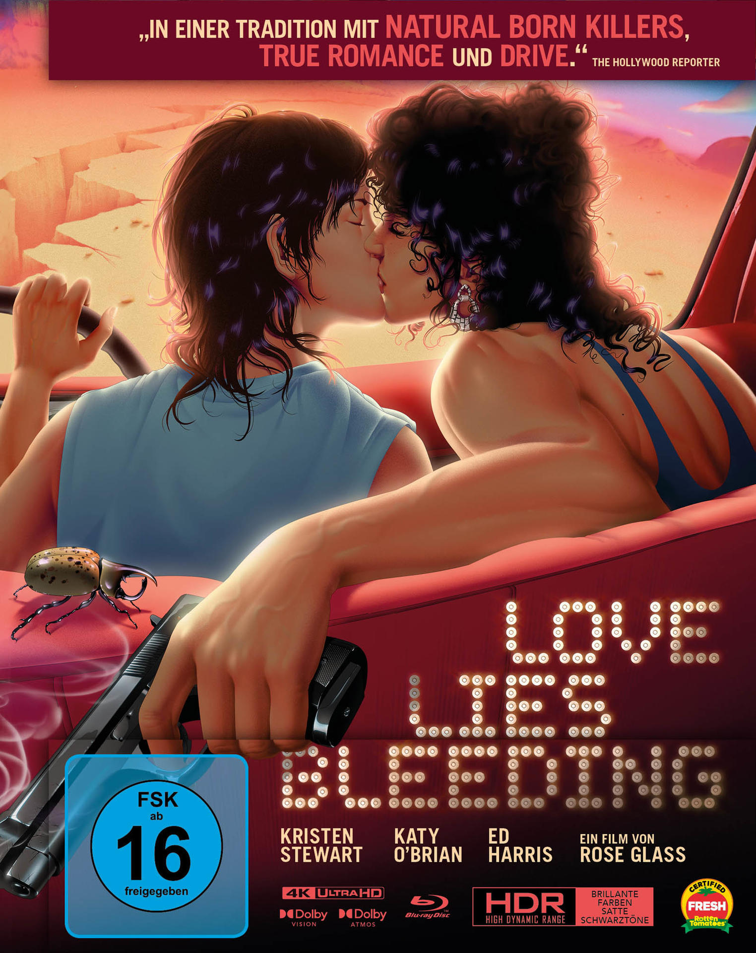 Filmposter eines sich küssenden Paares in einem Auto mit dem Titel 'Love Lies Bleeding'. Intensive Farben und Text.