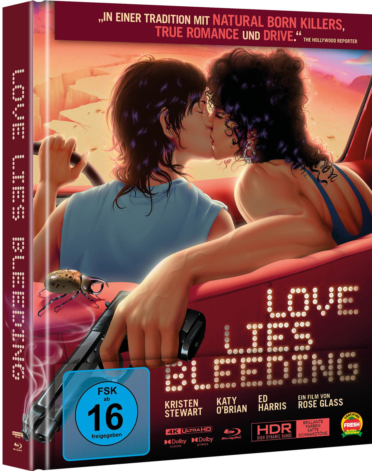 Filmcover: Zwei Frauen küssen sich in einem roten Auto, halten eine Pistole. Titel: Love Lies Bleeding.