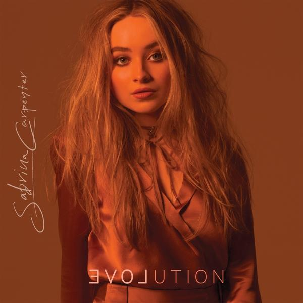 Albumcover für 'Sabrina Carpenter - Emails I Can't Send'. Sabrina in pinkfarbenem Top und orangefarbenem Hintergrund.