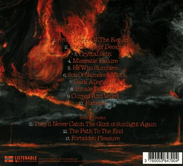 Die Rückseite einer CD-Hülle mit Songtiteln und einem feurigen, dunklen Hintergrund.