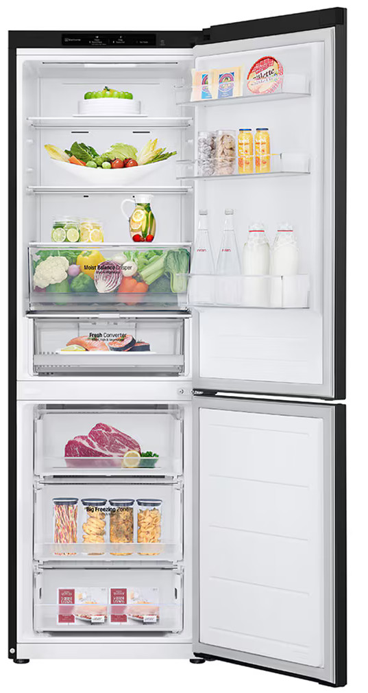 Czarna lodówka LG z otwartymi drzwiami, odsłaniająca półki z jedzeniem i napojami.