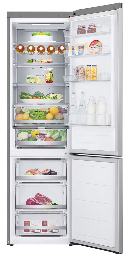 Otwarta lodówka z widoczną zawartością: półki z jedzeniem, owocami i warzywami.