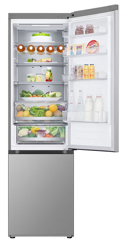 Otwarta lodówka. Owoce, warzywa, jajka, ser i sok. Srebrny wygląd.