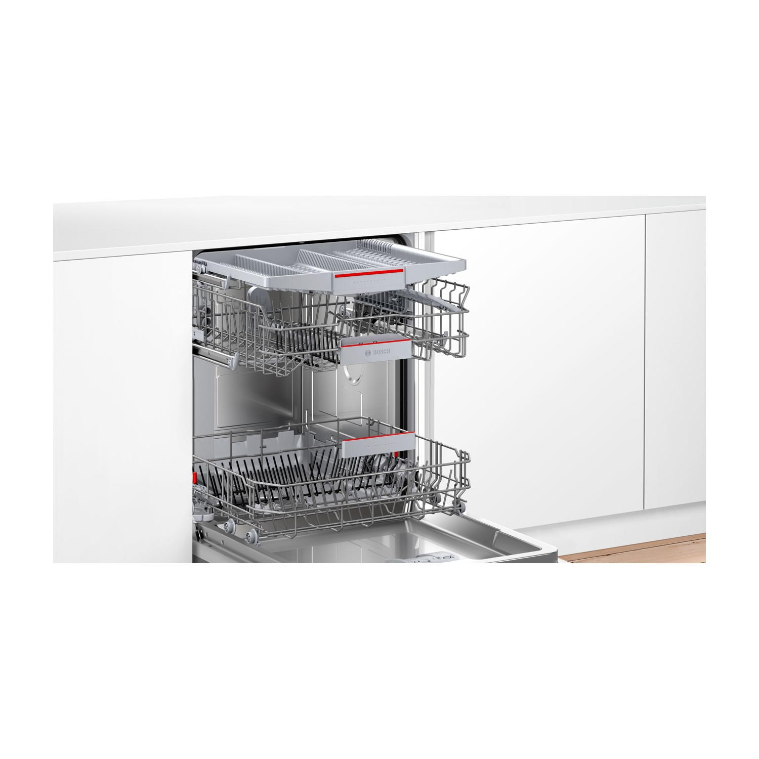 Interno lavastoviglie aperto con due cestelli. Cestelli argentati con dettagli rossi e logo Bosch.