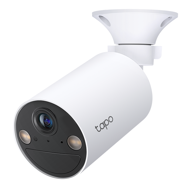 Biała kamera bezpieczeństwa, z czarnym obiektywem, zamontowana na ścianie, czarne tło.