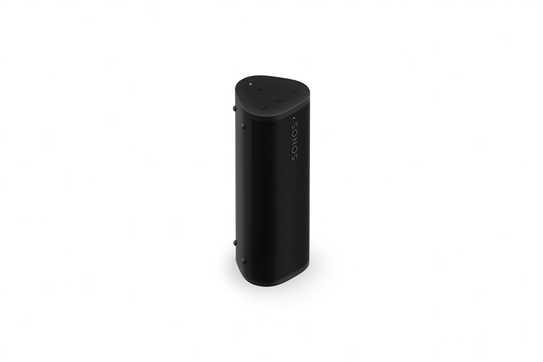 Egy fekete, hengeres Sonos hangszóró elszigetelve fehér háttérrel, felülnézetből.