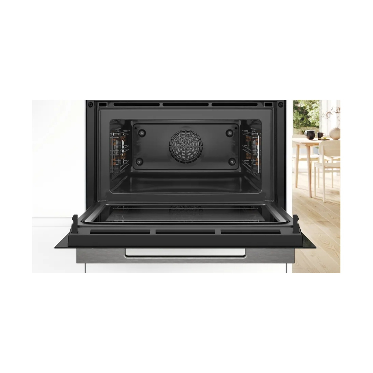 Un forno aperto con interno scuro, griglie e interno chiaro.