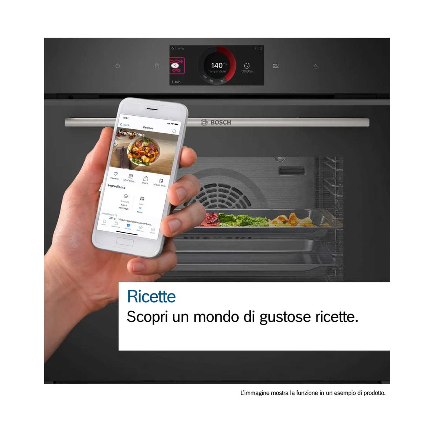 La mano di una persona tiene uno smartphone che mostra una ricetta, di fronte a un forno nero.