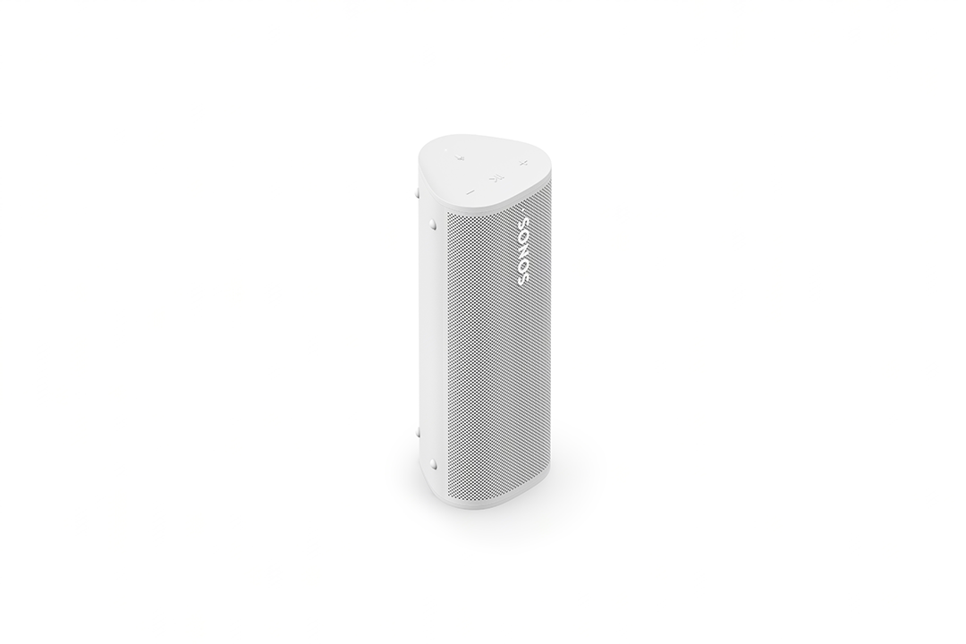 Egy fehér Sonos hangszóró fehér háttéren. A hangszóró magas és hengeres.
