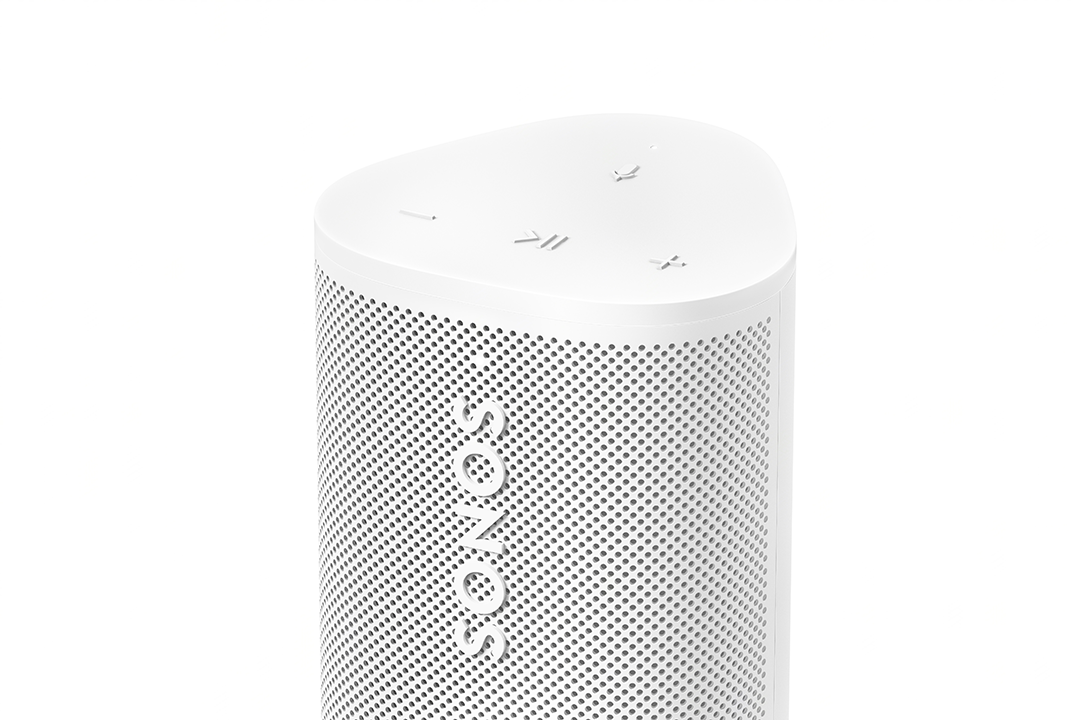 Fehér Sonos hangszóró, felülnézetben, vezérlőgombokkal. A hangszórón lyukak és a Sonos logó található.