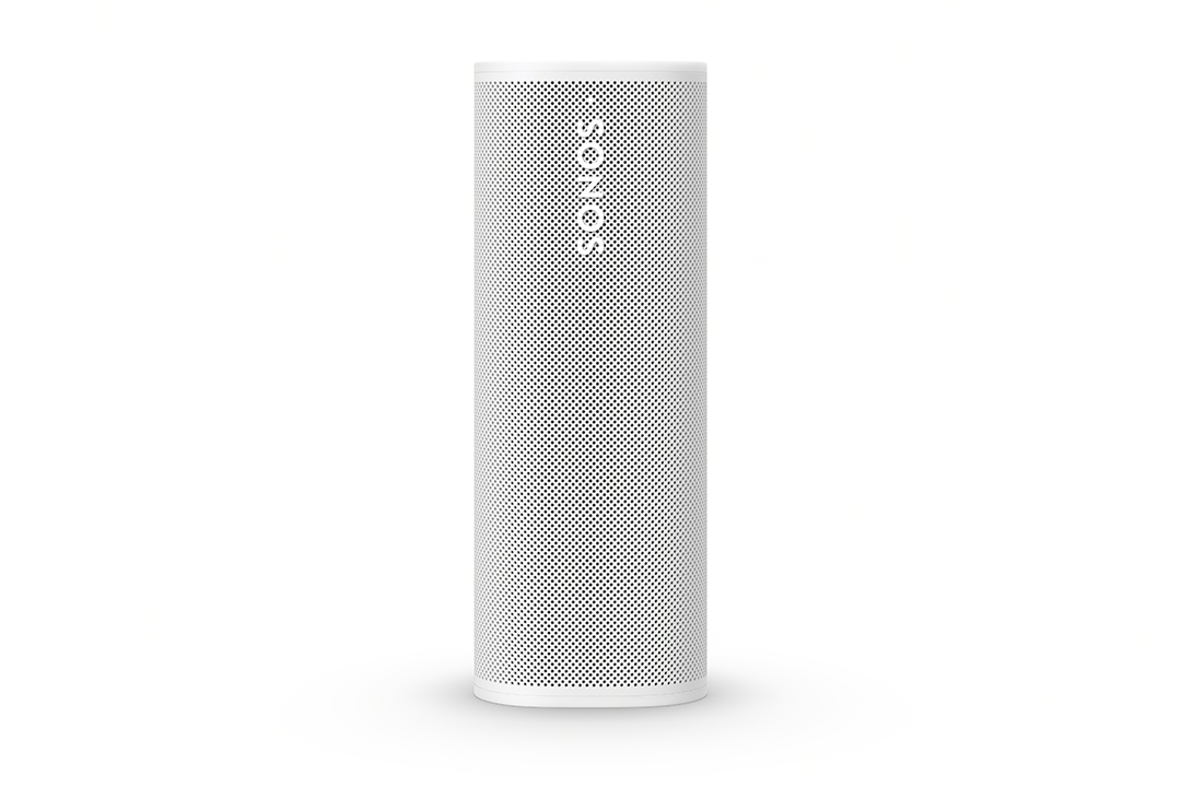 Fehér, hengeres Sonos hangszóró, függőlegesen fehér felületen. A márka logója látható.