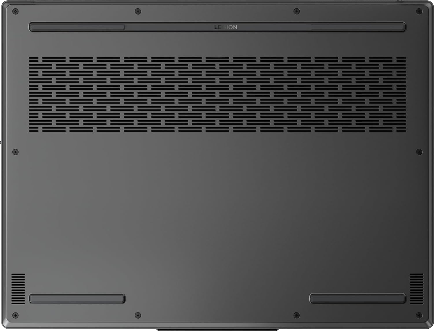 Egy fekete Lenovo Legion laptop alja, szellőzéssel és márkajelzéssel.