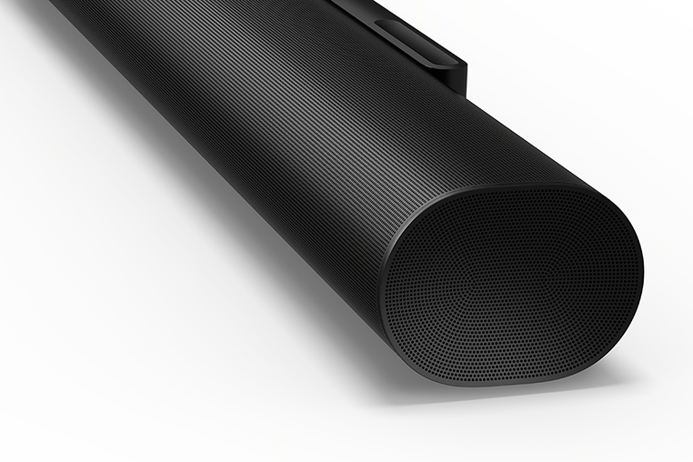 Egy fekete soundbar, lekerekített előlappal és hálóval borított hangszóróval. Fehér háttér.