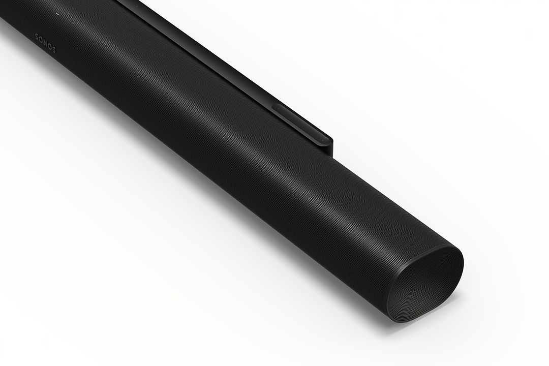 Egy fekete soundbar fehér felületen, a tetején a "SONOS" szóval.